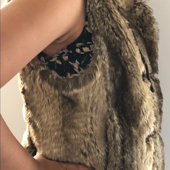 ⬇️1️⃣0️⃣0️⃣JUICY COUTURE Faux Fur Hooded vest - Picture 2 of 7